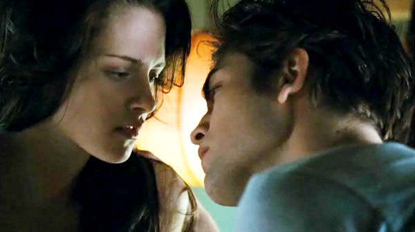 Kristen Stewart stars as Bella Swan and Robert Pattinson stars as Edward Cullen in Summit Entertainment's Twilight (2008)