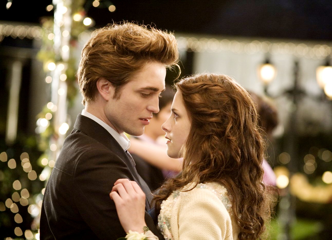 Robert Pattinson stars as Edward Cullen and Kristen Stewart stars as Bella Swan in Summit Entertainment's Twilight (2008)