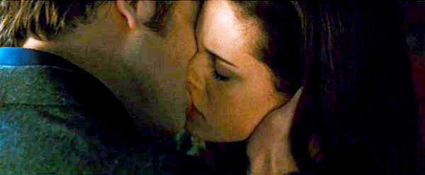 kristen stewart and robert pattinson kissing in new moon. Robert Pattinson, Kristen