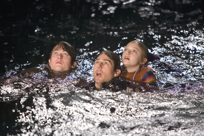 Justin Chatwin, Tom Cruise and Dakota Fanning in Paramount Pictures' War of the World (2005)