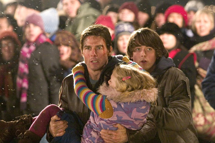 Tom Cruise, Dakota Fanning and Justin Chatwin in Paramount Pictures' War of the World (2005)