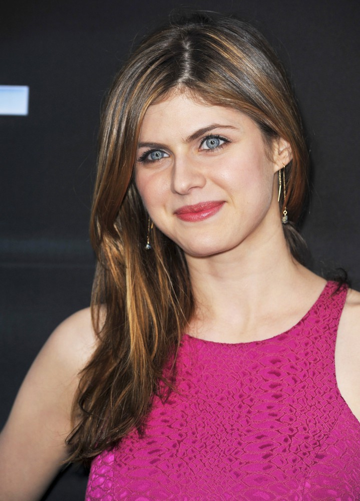 alexandra-daddario-premiere-the-host-02.