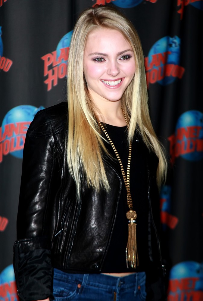 AnnaSophia Robb Promotes Her Starring Role in Soul Surfer with An Appearance