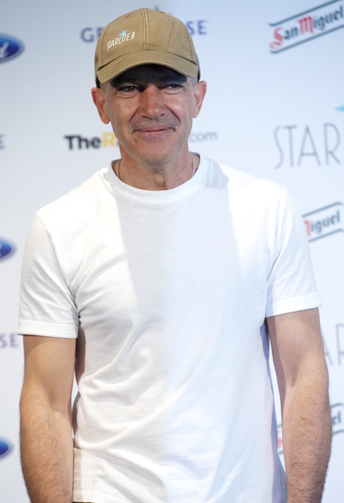 http://www.aceshowbiz.com/images/wennpic/antonio-banderas-starlite-gala-2013-04.jpg