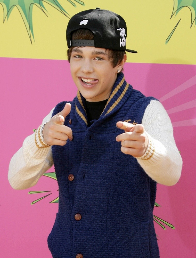 http://www.aceshowbiz.com/images/wennpic/austin-mahone-26th-annual-kids-choice-awards-02.jpg