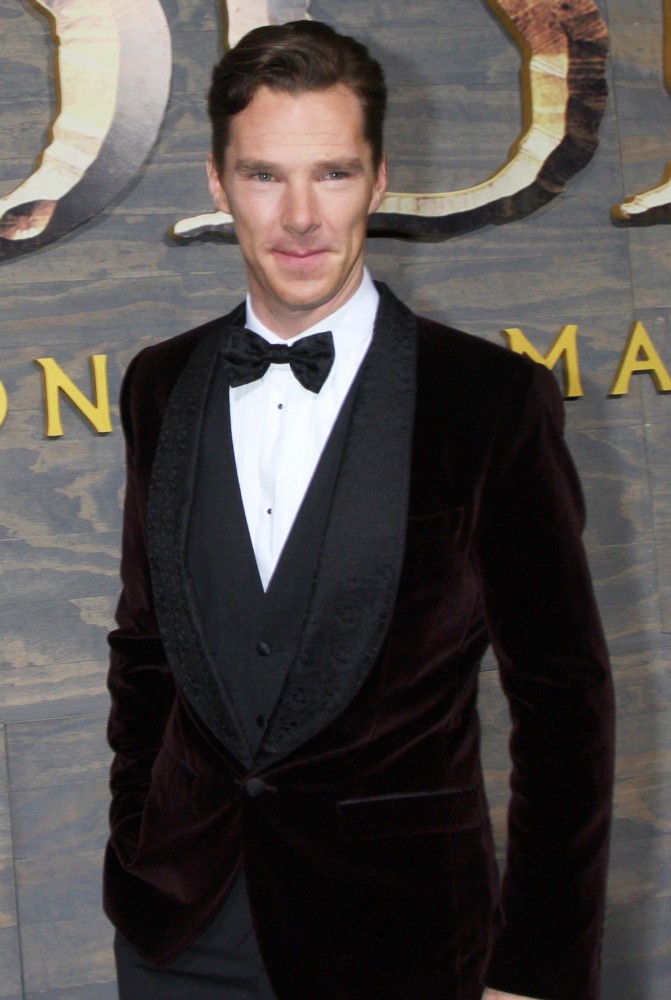 http://www.aceshowbiz.com/images/wennpic/benedict-cumberbatch-premiere-the-hobbit-the-desolation-of-smaug-05.jpg