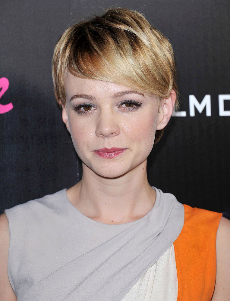 carey-mulligan-2011-comic-con-convention-day-1-04.jpg