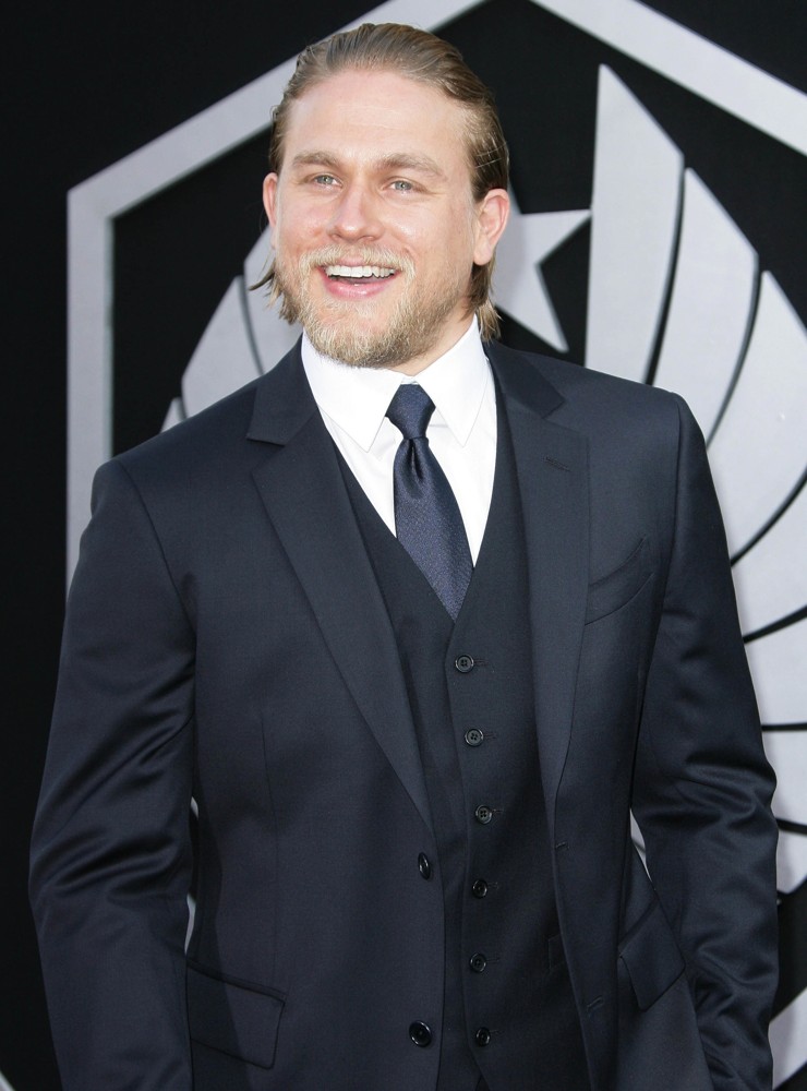 charlie-hunnam-premiere-pacific-rim-04.j