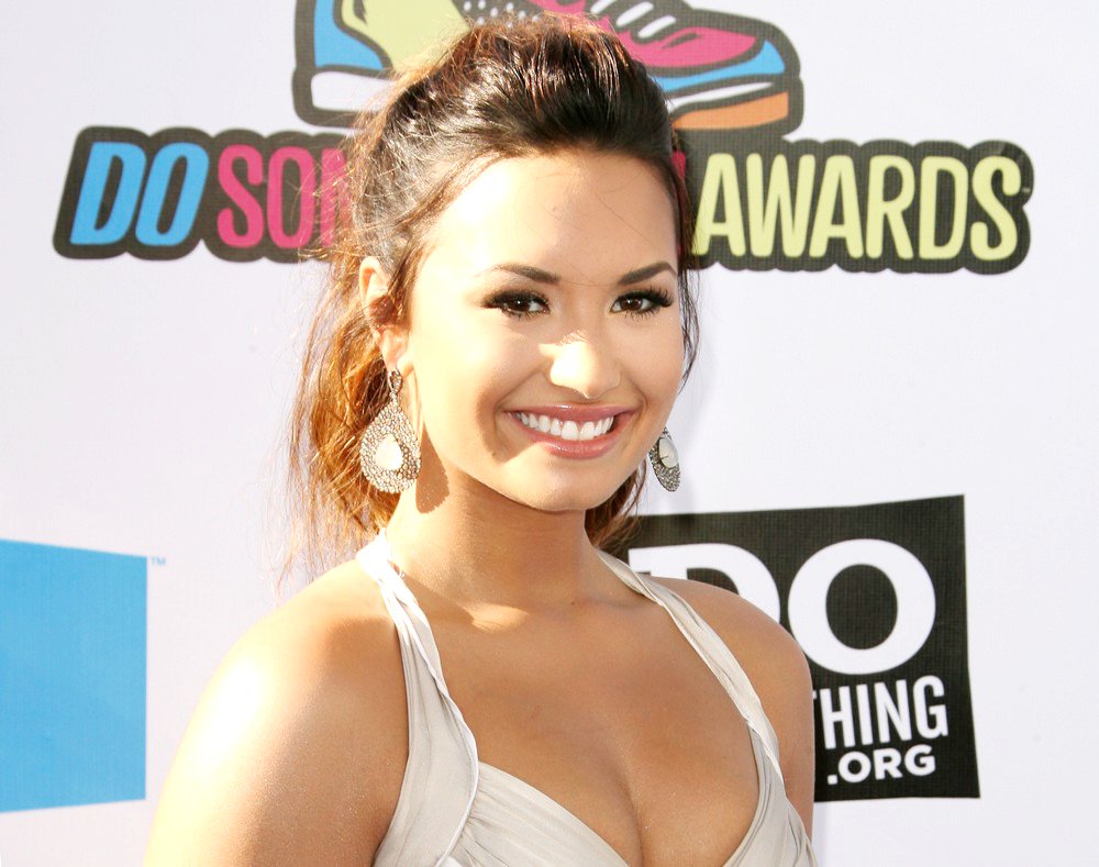 http://www.aceshowbiz.com/images/wennpic/demi-lovato-2011-do-something-awards-01.jpg