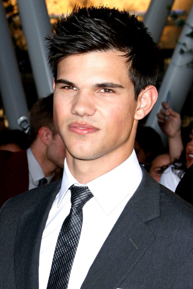 Taylor Lautner Shocked After Learning Fan Tattooed His Autograph on Her Taylor Lautner Shocked After Learning Fan Tattooed His Autograph on Her