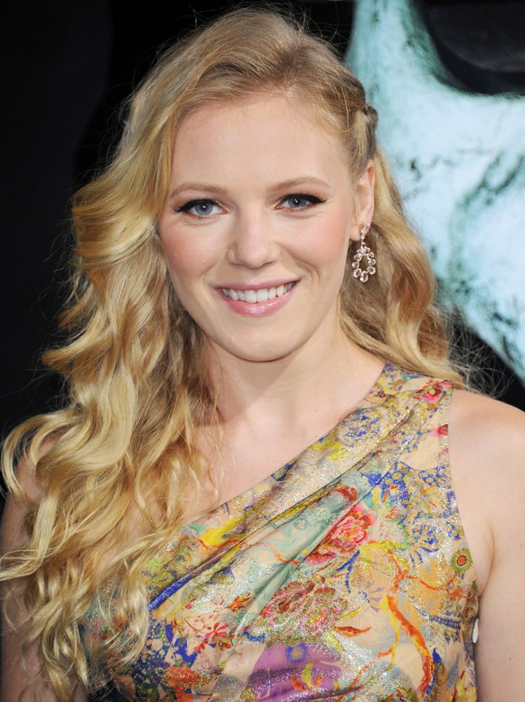 Emma Bell Net Worth