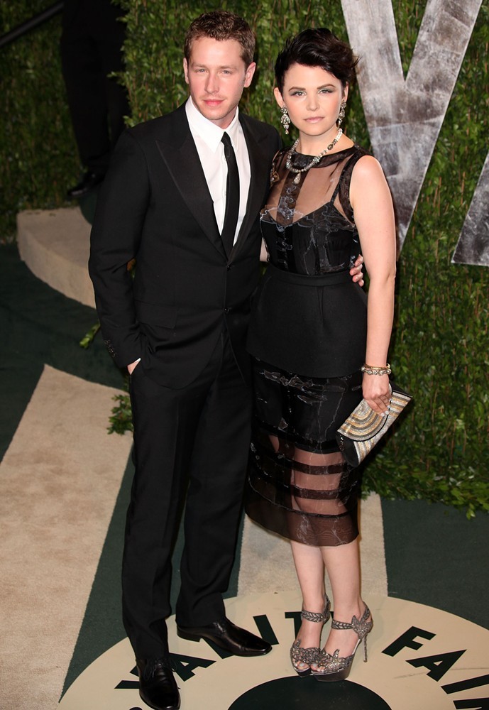 http://www.aceshowbiz.com/images/wennpic/ginnifer-goodwin-2012-vanity-fair-oscar-party-05.jpg