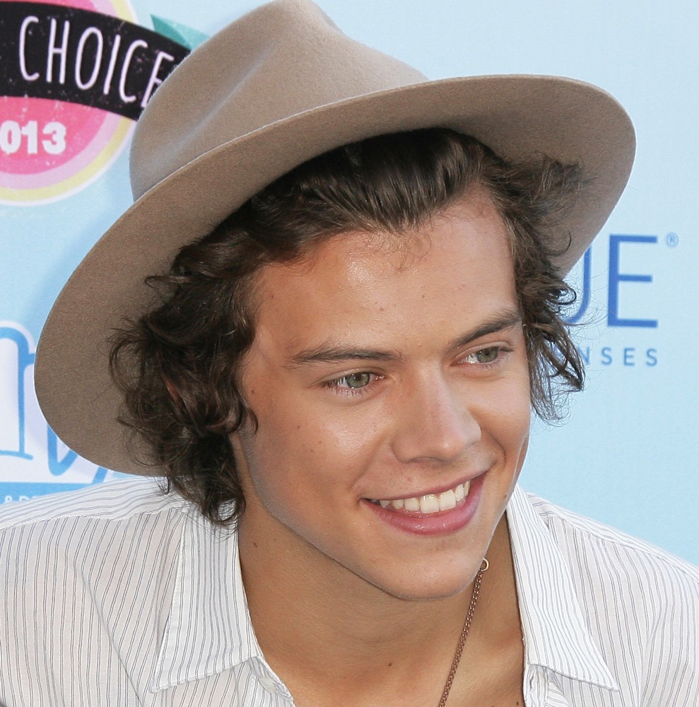 http://www.aceshowbiz.com/images/wennpic/harry-styles-2013-teen-choice-awards-01.jpg