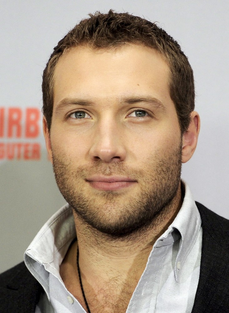 [Image: jai-courtney-photocall-a-good-day-to-die-hard-01.jpg]