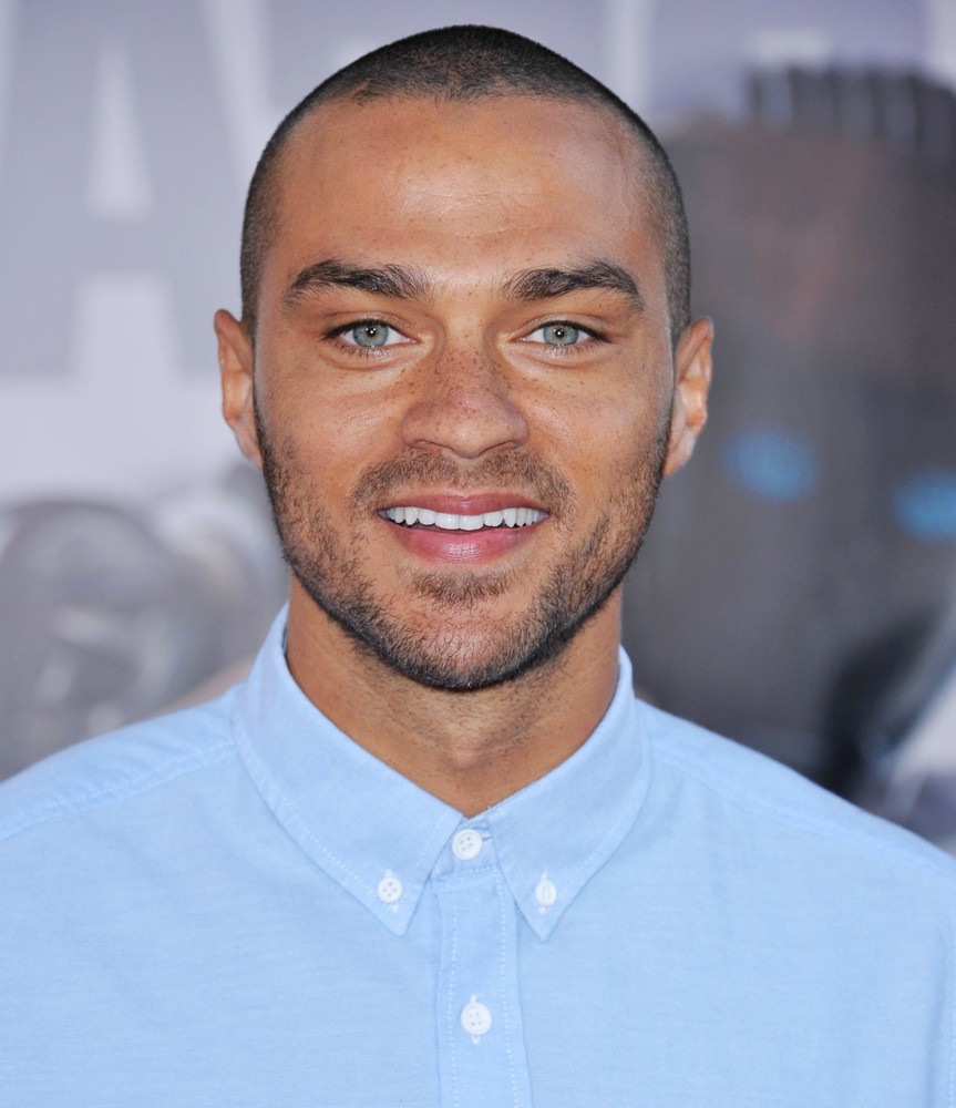 http://www.aceshowbiz.com/images/wennpic/jesse-williams-premiere-real-steel-01.jpg