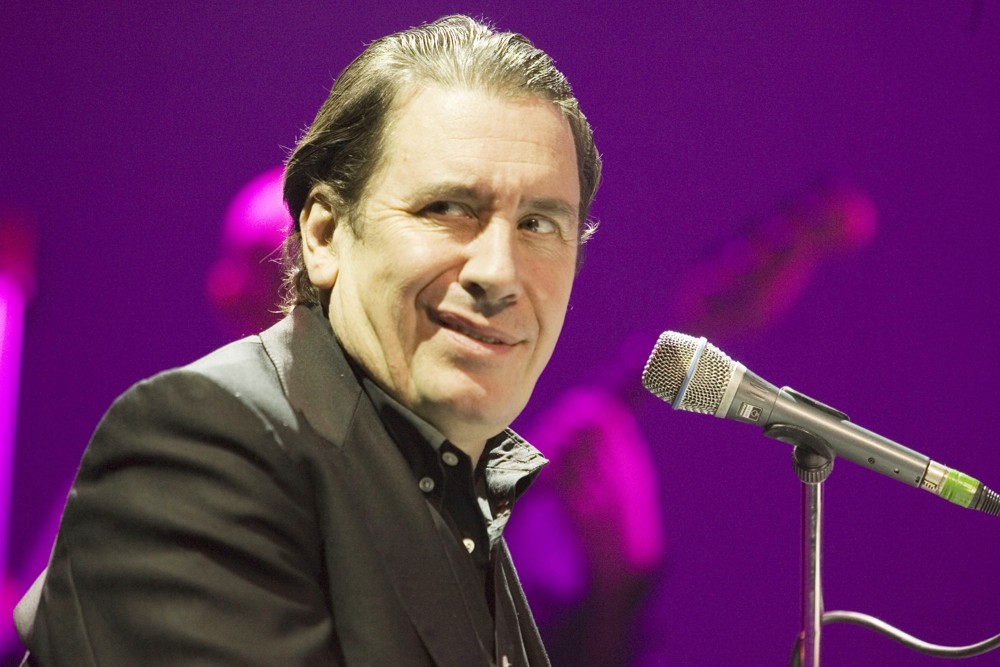 http://www.aceshowbiz.com/images/wennpic/jools-holland-performing-live-02.jpg