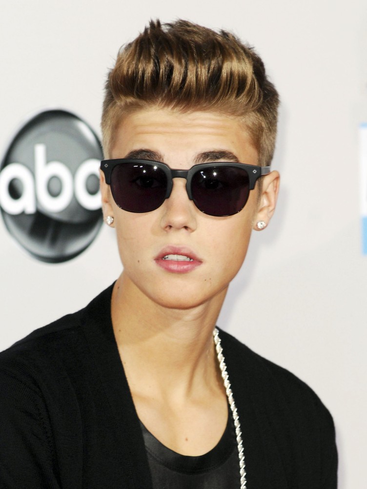 justin-bieber-40th-anniversary-american-music-awards-06.jpg