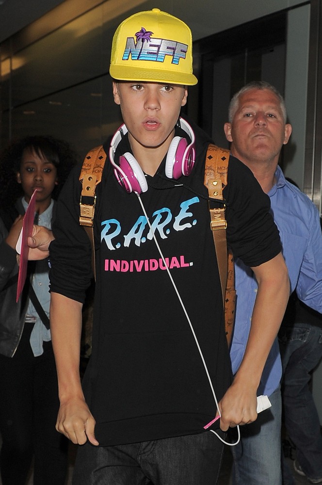 ho is dating justin bieber Selena gomez spotted holding hands with someone who is not justin bieber are he and selena dating. ho is dating justin bieber Selena gomez spotted holding hands with someone who is not justin bieber are he and selena dating.