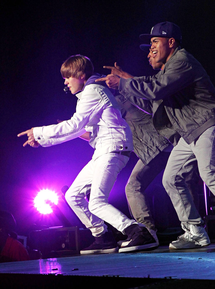 moving justin bieber icons for twitter. justin bieber hair flip moving