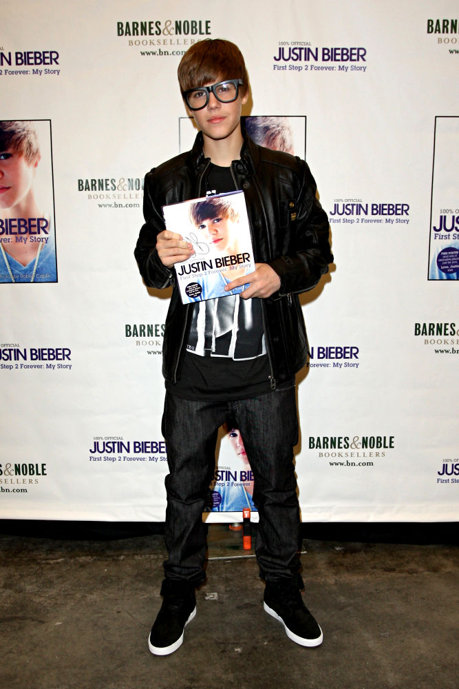 justin bieber book pictures. Justin Bieber Book Signing