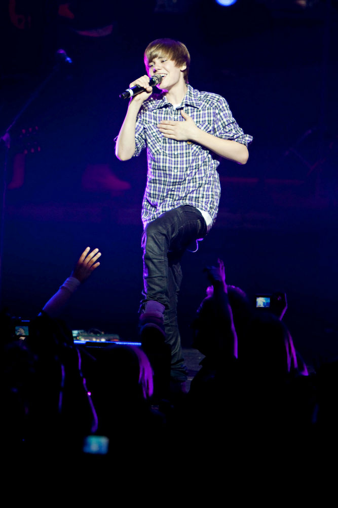 justin bieber tour photos. Justin Bieber