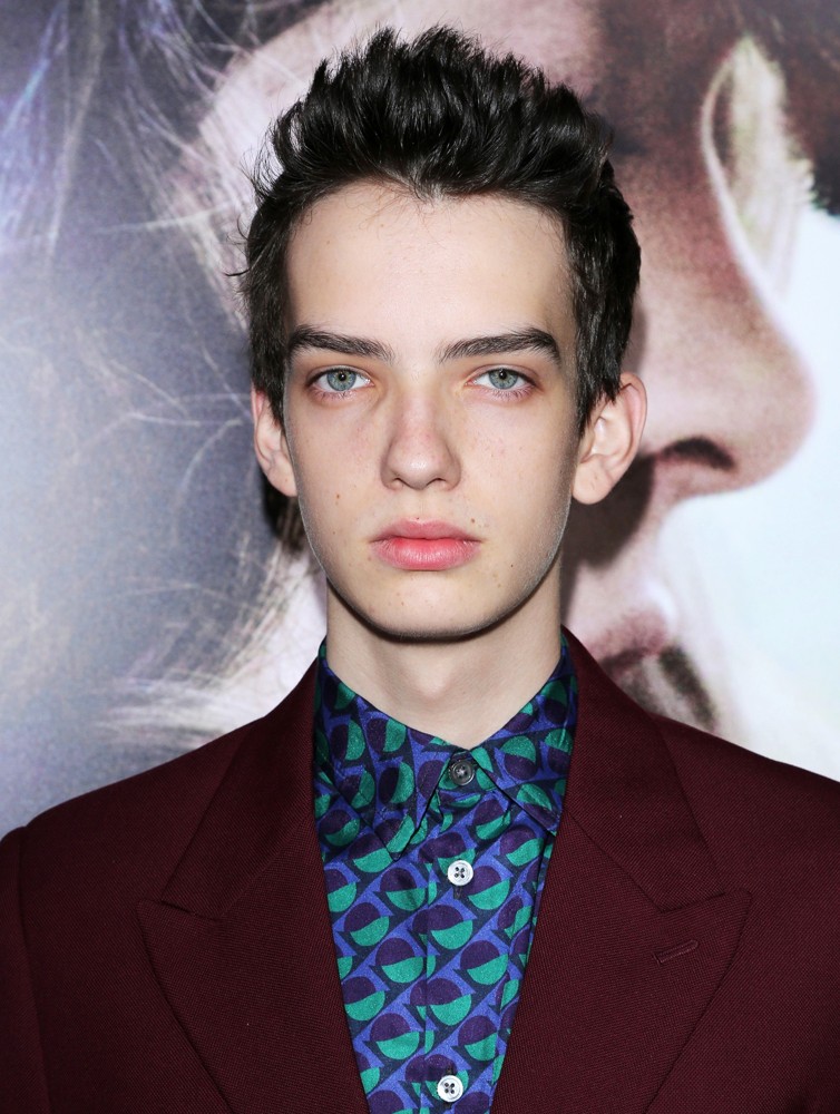 kodi-smit-mcphee-premiere-romeo-and-juli