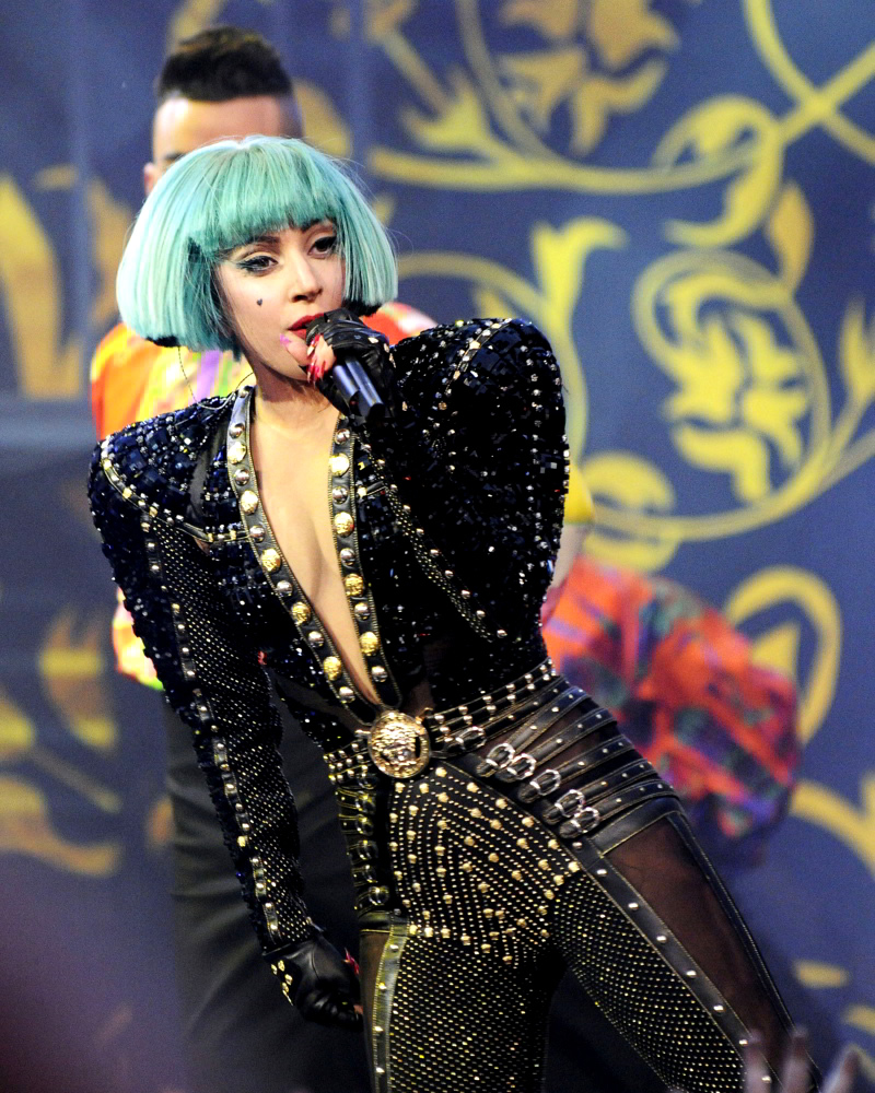 lady-gaga-2011-muchmusic-performance-01.