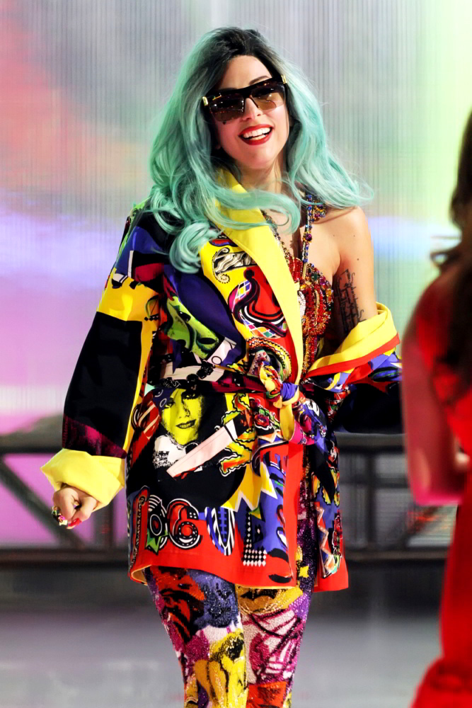 lady-gaga-2011-muchmusic-performance-04.