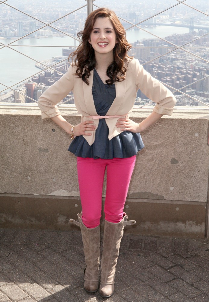 Laura Marano - HD Wallpapers