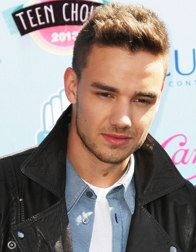 http://www.aceshowbiz.com/images/wennpic/liam-payne-2013-teen-choice-awards-01.jpg