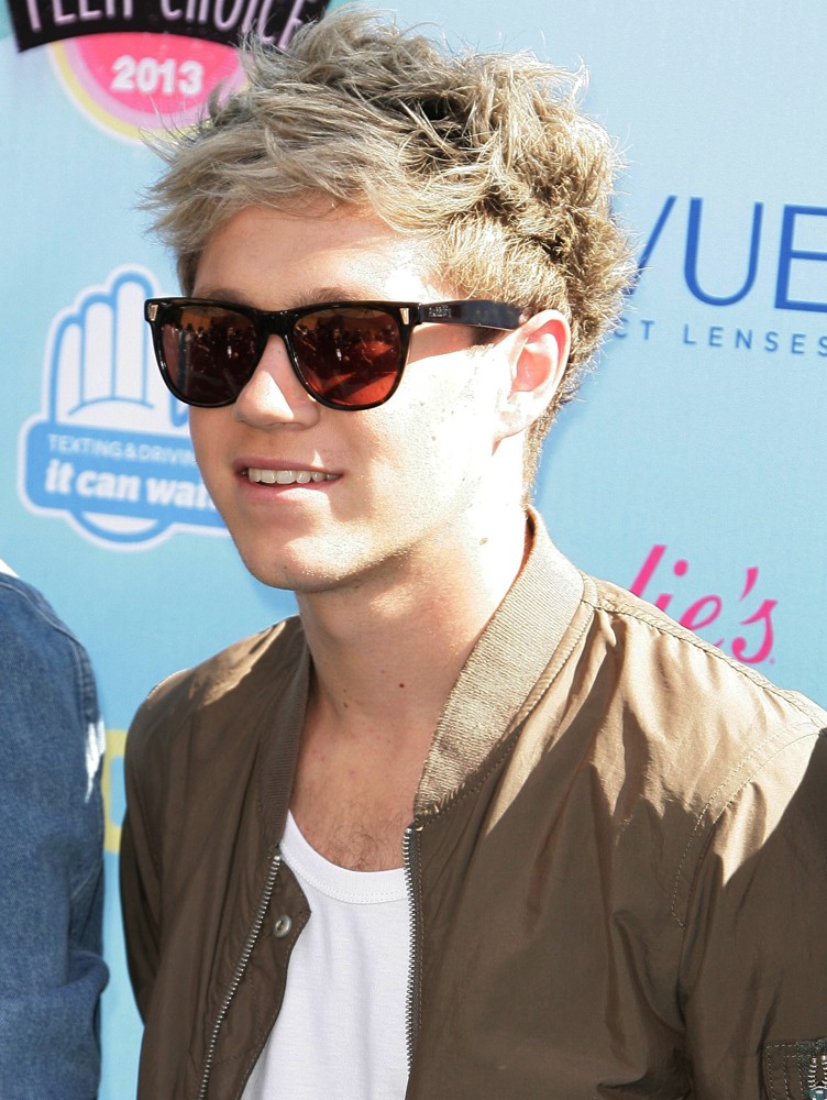 http://www.aceshowbiz.com/images/wennpic/niall-horan-2013-teen-choice-awards-02.jpg