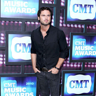 Chuck Wicks in 2010 CMT Music Awards Blue Carpet Arrivals - CMT_awards_001_wenn2882050