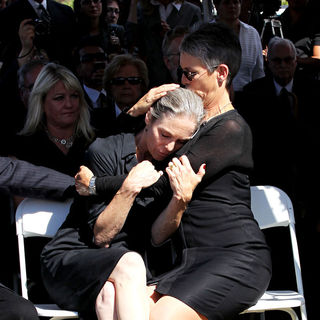 Jamie Lee Curtis, Kelly Curtis in The Funeral for Actor Tony Curtis