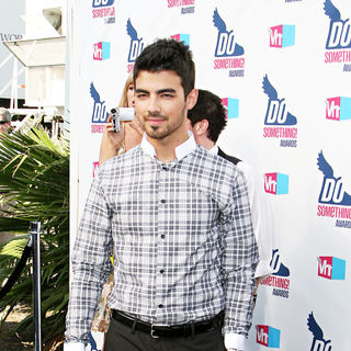 Joe Jonas, Jonas Brothers in 2010 VH1 Do Something Awards