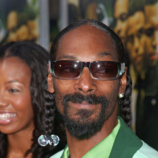 Snoop Dogg in Los Angeles Premiere of 'Takers' - Arrivals