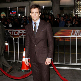 Chris Pine in Los Angeles Premiere Of "Unstoppable"