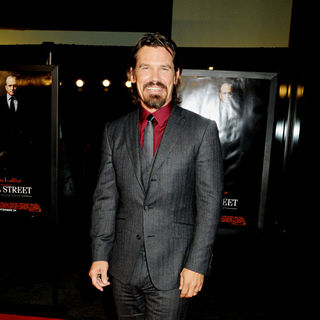 Josh Brolin in The New York Movie Premiere of 'Wall Street 2: Money Never Sleeps' - Arrivals - Wall_Street_6011_wenn5545826