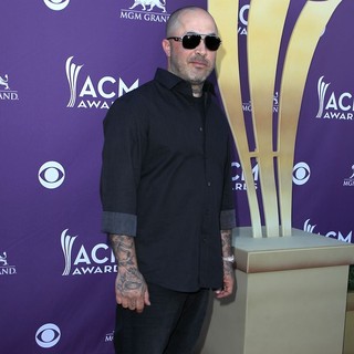 Aaron Lewis in 2012 ACM Awards - Arrivals - aaron-lewis-2012-acm-awards-02