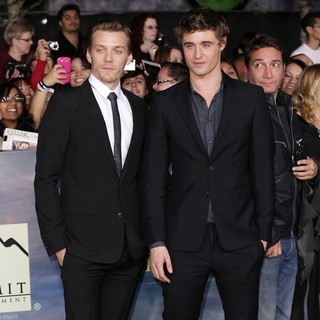 Max Irons in The Premiere of The Twilight Saga's Breaking Dawn Part II - abel-irons-premiere-breaking-dawn-2-01