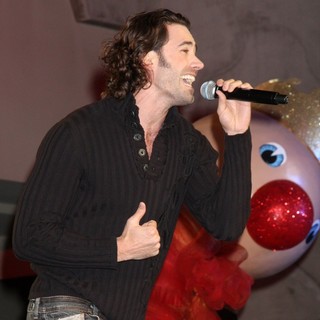 Ace Young in Hollywood and Highland Tree Lighting Concert 2010