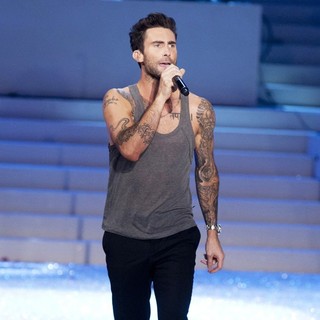Adam Levine, Maroon 5 in 2011 Victoria's Secret Fashion Show - Performance
