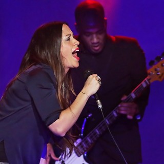 Alanis Morissette Performing - alanis-morissette-performing-09