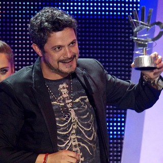 Alejandro Sanz in The 2013 40 Principales Awards - Show - alejandro-sanz-40-principales-awards-2013-show-01