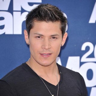 Alex Meraz in 2011 MTV Movie Awards - Arrivals - alex-meraz-2011-mtv-movie-awards-01