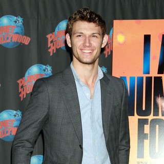 Alex Pettyfer to Promotes His Movie I Am Number Four with A Hand Impression Ceremony - alex-pettyfer-hand-impression-ceremony-02