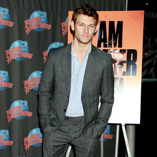 Alex Pettyfer to Promotes His Movie I Am Number Four with A Hand Impression Ceremony - alex-pettyfer-hand-impression-ceremony-03