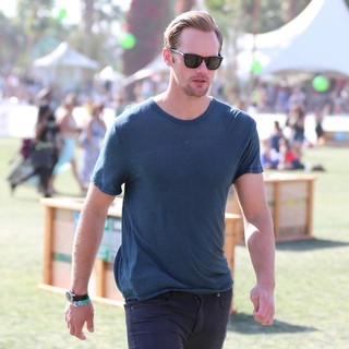 Alexander Skarsgard in The 2013 Coachella Valley Music and Arts Festival - Week 1 Day 3 - alexander-skarsgard-2013-coachella-valley-music-and-arts-festival-08