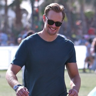Alexander Skarsgard in The 2013 Coachella Valley Music and Arts Festival - Week 1 Day 3 - alexander-skarsgard-2013-coachella-valley-music-and-arts-festival-10