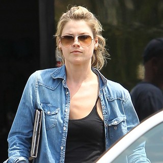 Ali Larter in Ali Larter Takes Her Car to The Car Wash