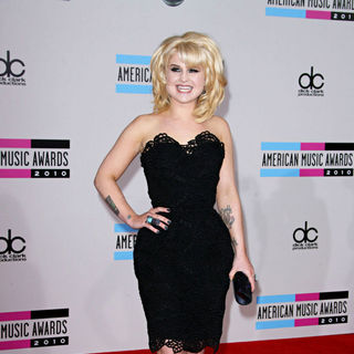 Kelly Osbourne in 2010 American Music Awards - Arrivals